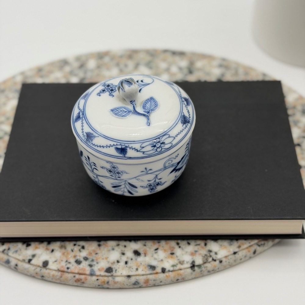 Vintage Meissen Blue Onion Porcelain Lidded Sugar Bowl Rosebud Finial